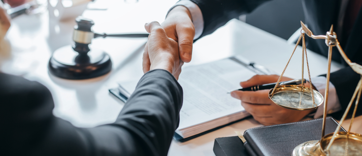 取引をするビジネスマン