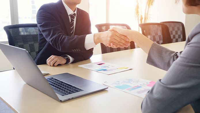 交渉するビジネスマン